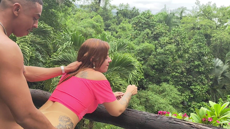 Jhonny Punp: 丈夫向妻子赠送了一个黑人有天赋的食客，她在农舍的户外释放