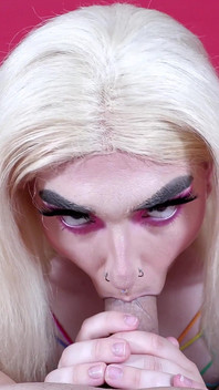 Kolorowe maminsynek uwielbia ssie penisa