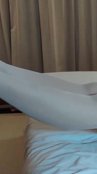 Bílá nylonová punčocháče footjob - měkké asijské nohy ho udělají tvrdě
