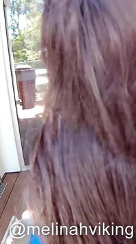 Brunette haar borstelen