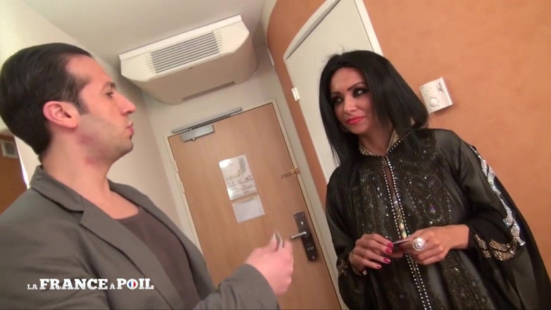 Papy Viewer: Sexy brunetka s chlupatou kundičkou je naštvaná