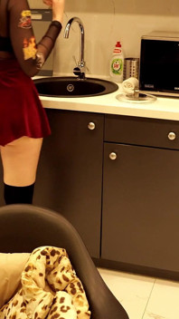 穿着迷你裙的热辣性感大屁股黑发女大学生脱下内衣，露出她多肉紧致的阴户