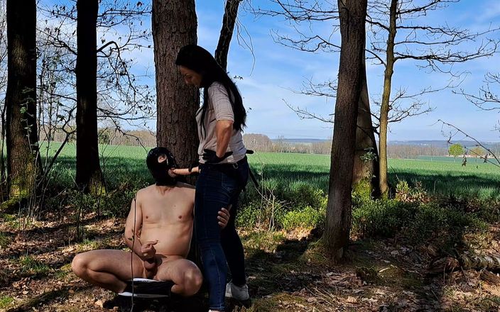 Lady Luciana Di Domizio: Ondergespoten en geneukt in het bos