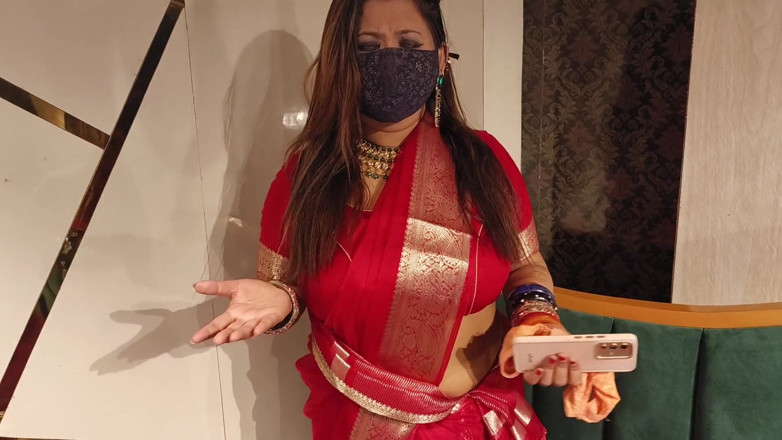 IndianMyra07: Une belle-mère indienne surprend son beau-fils en train de se...