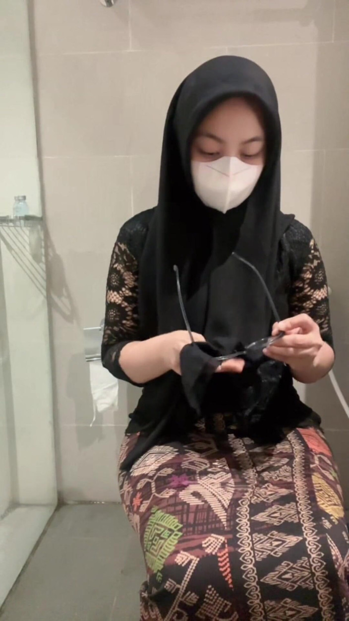 Biancaid: Sexy Weißes Kebaya-hijab-mädchen Spielt Auf Der Toilette, Bis Squirt