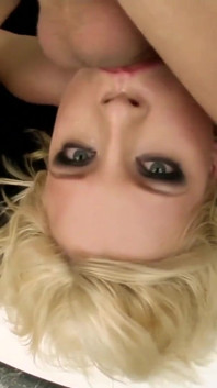 Pro sexy blondýnku Lolly Blond je pět ptáků připraveno k vyzvednutí a zapnutí