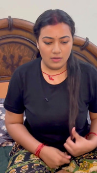 Poté, co starší odešel, viděl mladší bhabhi sám a využil příležitosti