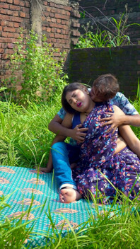 Setelah pernikahan, Raj menelepon Khushi ke tempat terpencil dan berhubungan seks dengannya.
