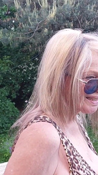 Martina w błyszczącym stroju kąpielowym lamparta