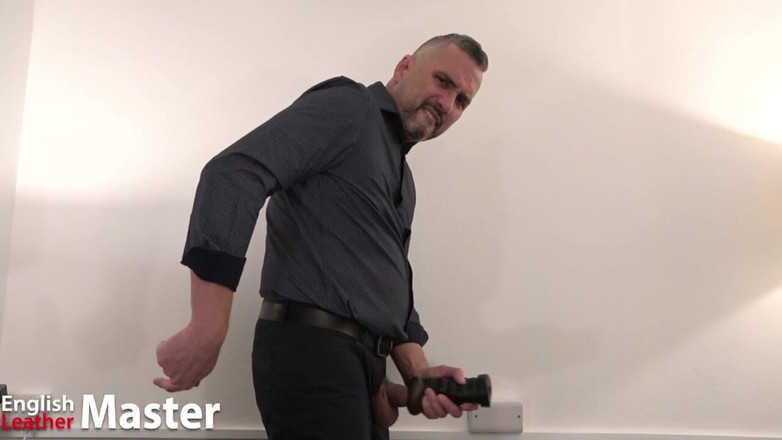 EnglishLeathermaster: टीचर हस्तमैथुन करने वाले का उपयोग करता है और हिलाने के निर्देश देता है