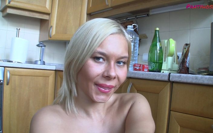 Pantyhose me porn videos: Seksowna amatorska blondynka Lisa w jej rajstopy dokuczanie