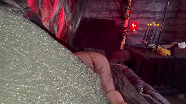 Aaexperinces trans: Část 4 - Domina Satana bere Booboo ve vamp místnosti na rande...