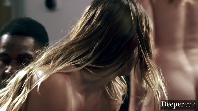 Deeper: 深い。ナオミとアシュリーが写真撮影で激しい3Pを