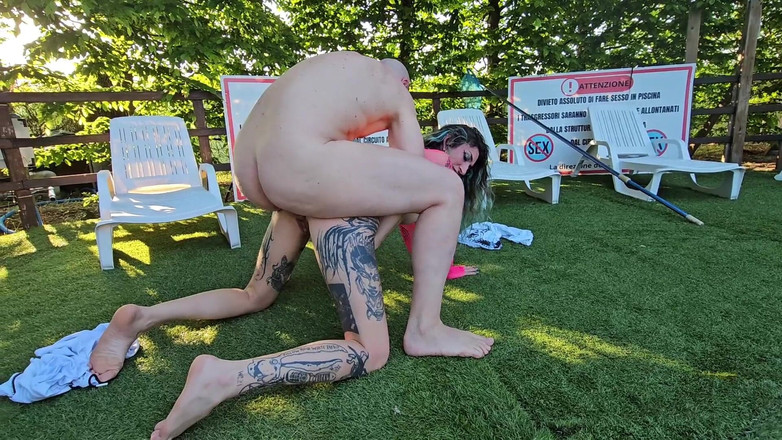 Ferrero anal experience: Chica guapa con tatuajes se folla en la piscina de...