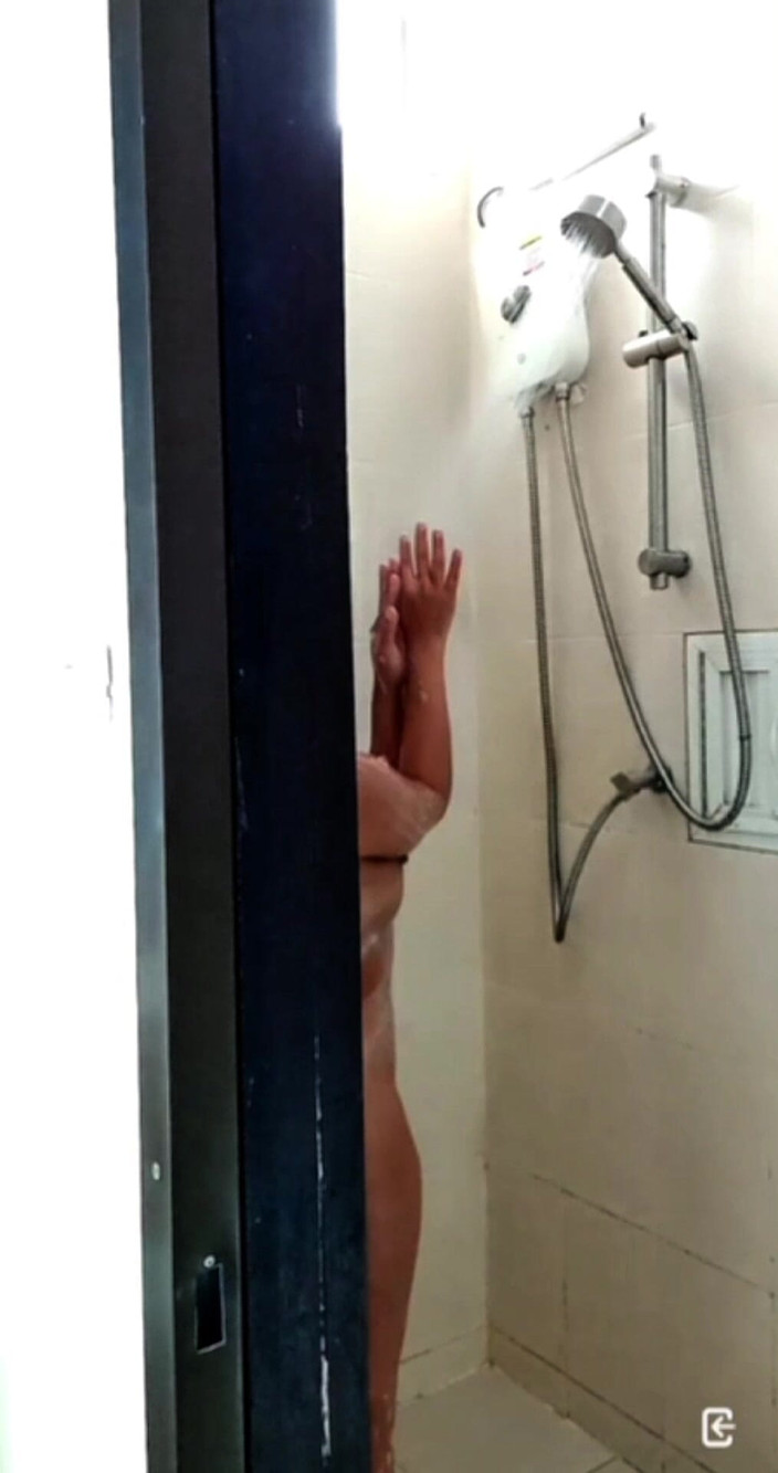 Hotindo: Cizinec mě sleduje nahou, když se sprchuji