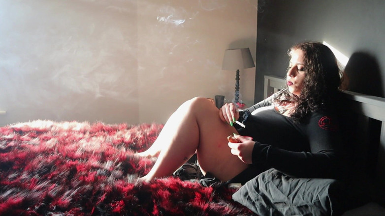 Goddess Kinx: Fumat cu vedere laterală