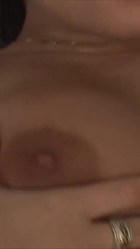 Brünette Mit Dicken Titten Wird Auf Dem Bett Mit Rosenlaken Gefingert