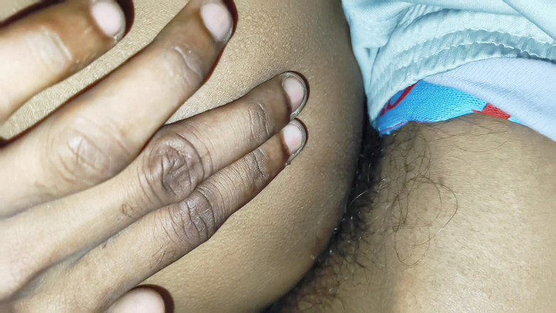 Nisha bhabhi ki chudai: Desi hete jonge Indische moeder neukt met broer van vriendje.