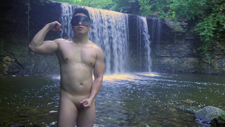 Barenakedmuscles: Musculosa asiática puta se flexiona en el speedo por cascada -...