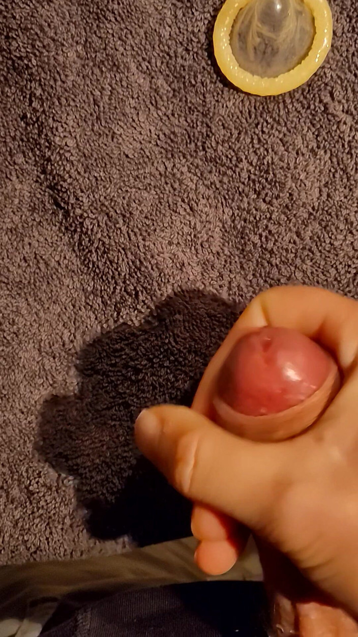 LcDream: 小鸡巴在吧台凳上戴着安全套射精