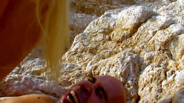 French X: Blonďatá Angel šuká v kundičce na pláži