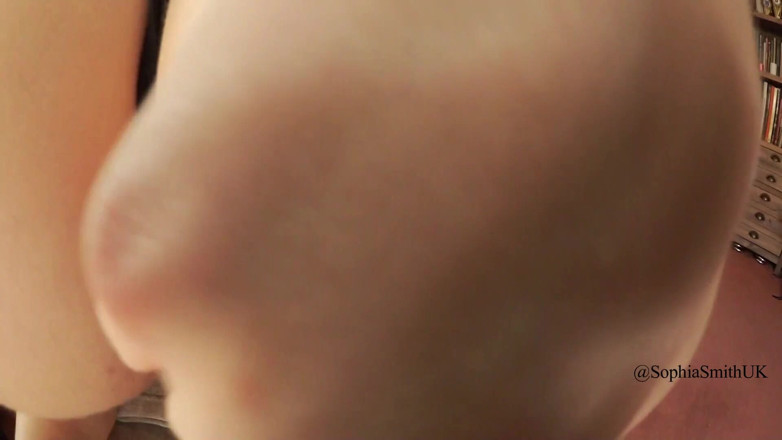 SophiaSmithUK: Pantat peachy mengusik dalam Thong Lacy