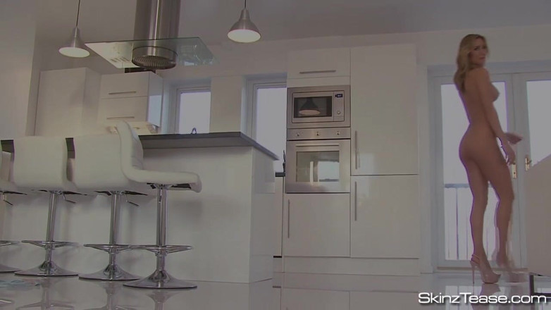 Skinz Tease: Busty Blonde Brytyjska dziwka Sammi Tye Striptiz