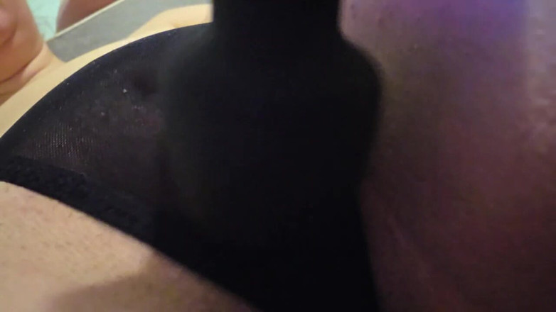 Ana Liz: Seksi Orta Yaşlı Seksi Kadın Vibratör Yardımıyla Külotun Içinden Klitoris...