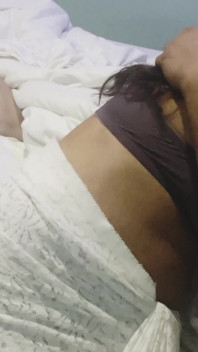 Desi Bhabhi złapał swojego Devara na masturbacji