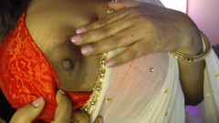 HotGirl21: Gadis bra mengisap payudara tekan.