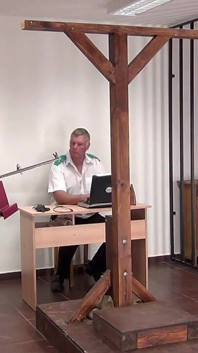 Yasmeena Spanking Machine - Chicotadas nas costas nuas