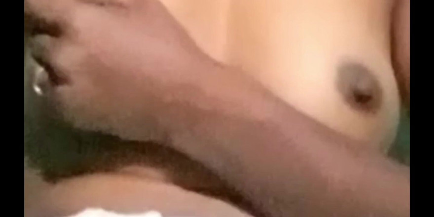 Ankush830: Indická nevlastní sestra ukazuje a stiskne její velká prsa před...