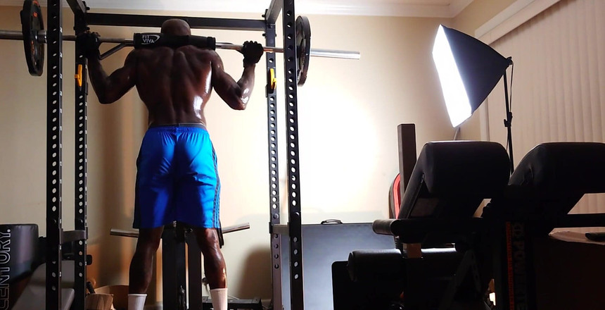 Hallelujah Johnson: Hallelujah Johnson - alto corpo de tatuagem dos músculos do chocolate...