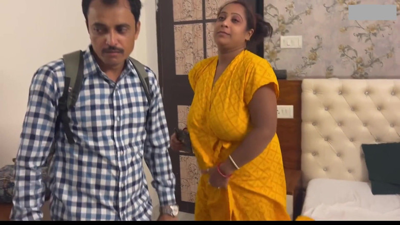Indian porno creator: TV 엔지니어에게 따먹히는 미시 거유 발정난 인도 바비