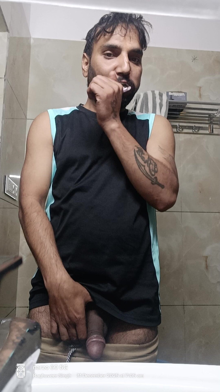 Rajasthani-old-lover: Un desi indien prend sa douche et fait un show...