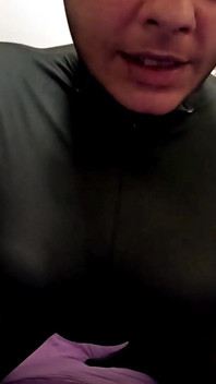 Pembungkus stoking ketat. Cewek sange dengan stoking nilon ini lagi asik nyepong sampai orgasme intens!