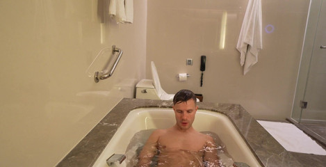 GayDuplo: Un po'di relax nel bagno dal mio viaggio estivo in...