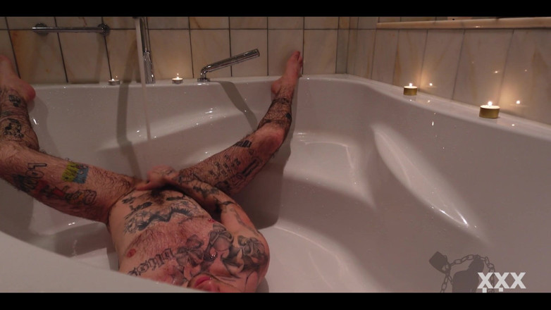Xxx skips: Ftm tatouée dans le bain ! Chatte rose X skips vous...