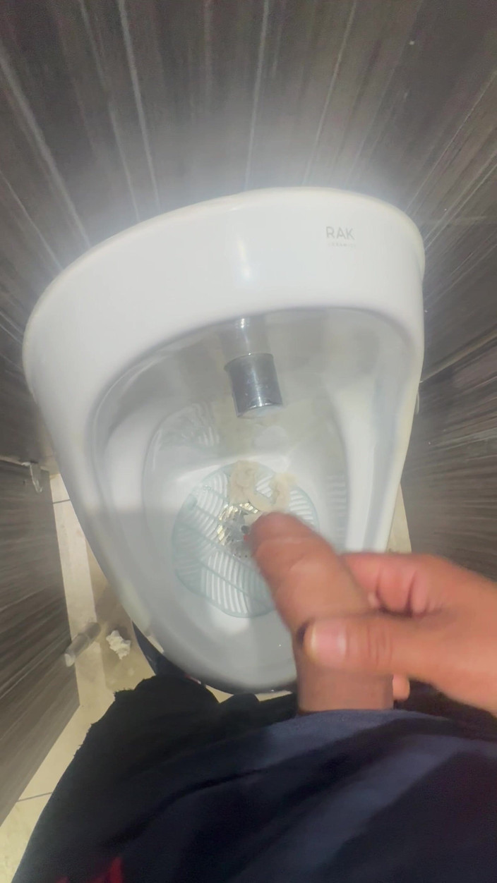 Hot dick in your ass: Publiczna toaleta, starałem się uwodzić facetów moim wielkim kutasem