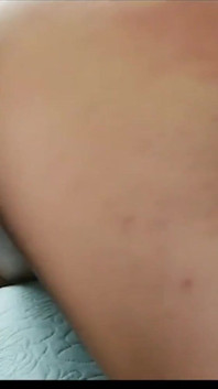 하드코어하게 따먹히는 동안 흑인 대물 자지를 삼키는 문신 밀프