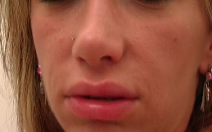 SapphoFilms - By Nikoletta Garian - Real Lesbian: Två fantastiska blonda damer gnuggar varandras fittor