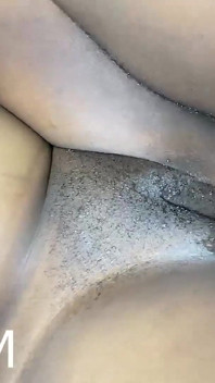 그녀의 털이 무성한 보지를 즐겼어