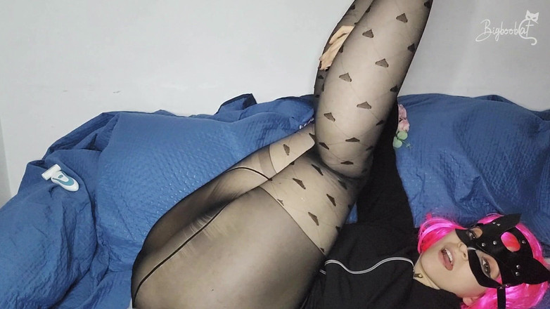 BigBoobCat: Toket besarku digodain sambil pakai topeng kecilku
