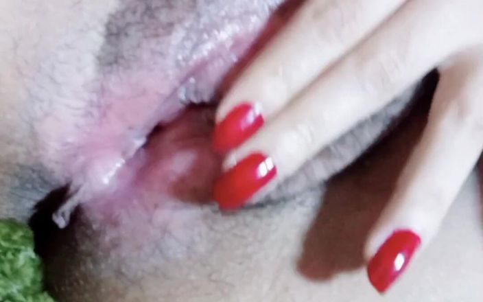 KittyGold: Antes de salir, quiere mojar su coño un poco pensando...