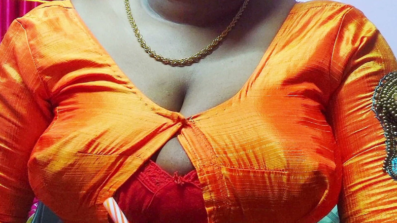 Desi Mohini: Sexy milf učitelka hardcore sex s jejím služebníkem v domácnosti