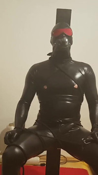 Golden shower fetisch - reife domme drenches latex-sklavin