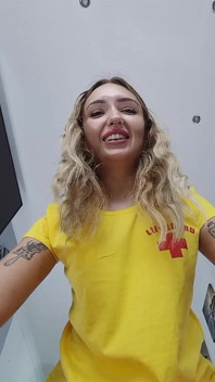 Kitty Marie - salvavidas sentado en la cara