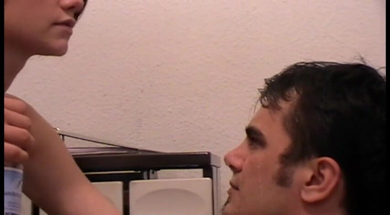 Femdom Austria: Slave Richie serve come spittoon