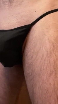 Bikini string hitam minggu pagi