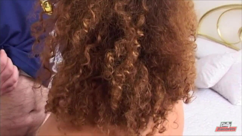 Vere Casalinghe Italia.: Her husband is not there and she excitedly fucks two...